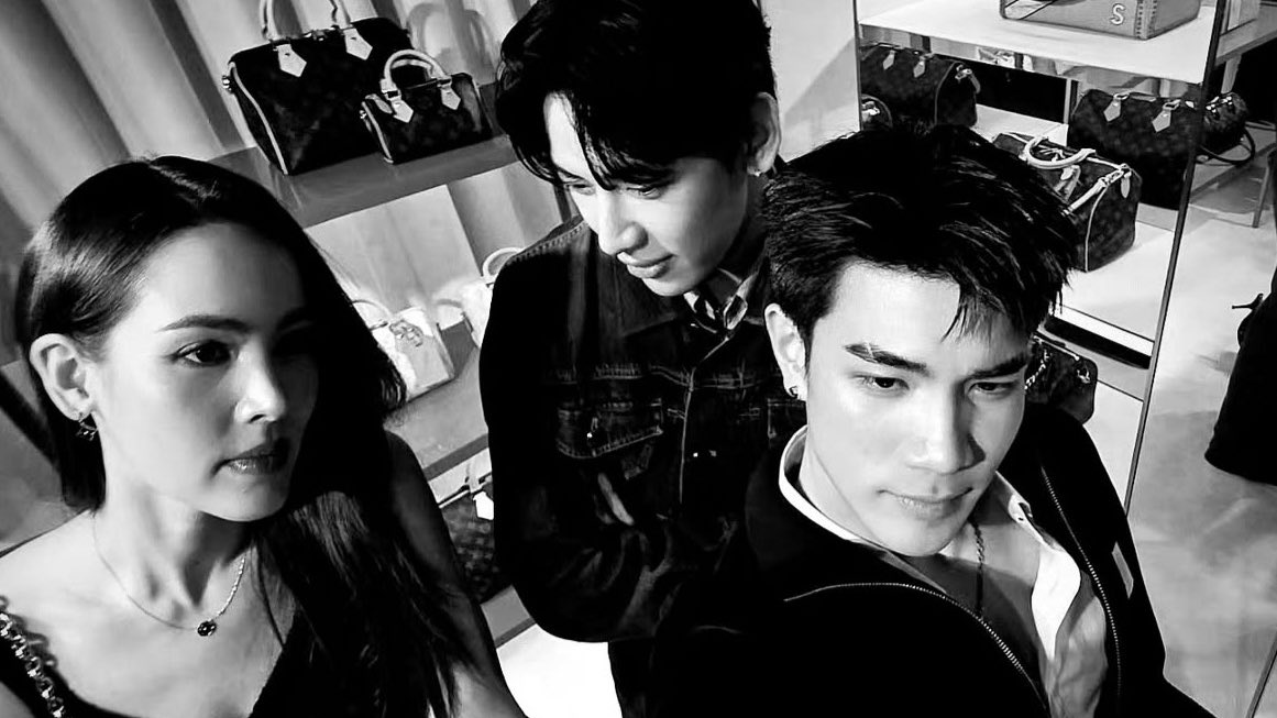 โฟร์ทเหมาะกับ Louis Vuitton มากจริงๆ ทั้งไวบ์ การวางตัว และเอเนจี้ที่ถ่ายทอดออกมา ทุกองค์ประกอบมันเข้ากันอย่างเป็นธรรมชาติ สะท้อนภาพลักษณ์ของแบรนด์ได้อย่างลงตัวและดูเป็นธรรมชาติมาก เก่งอะ

LV HOTEL BKK X FOURTH
#LVMonogram130 #LouisVuitton
#LouisVuittonxFourth #Fourthnattawat