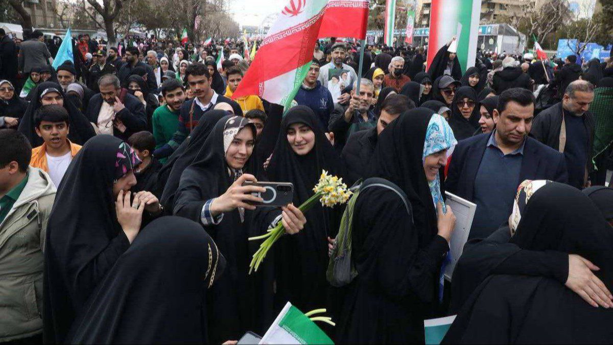 suoad_q's tweet photo. ملايين الايرانيين في مسيرات احياء ذكرى انتصار الثورة الاسلامية 
قالها الشهيد السيد حسن نصر الله 
 " كل من يريد اسقاط ايران سيفشل وتبقى ايران واقفه . https://t.co/fGHD0WEsNC