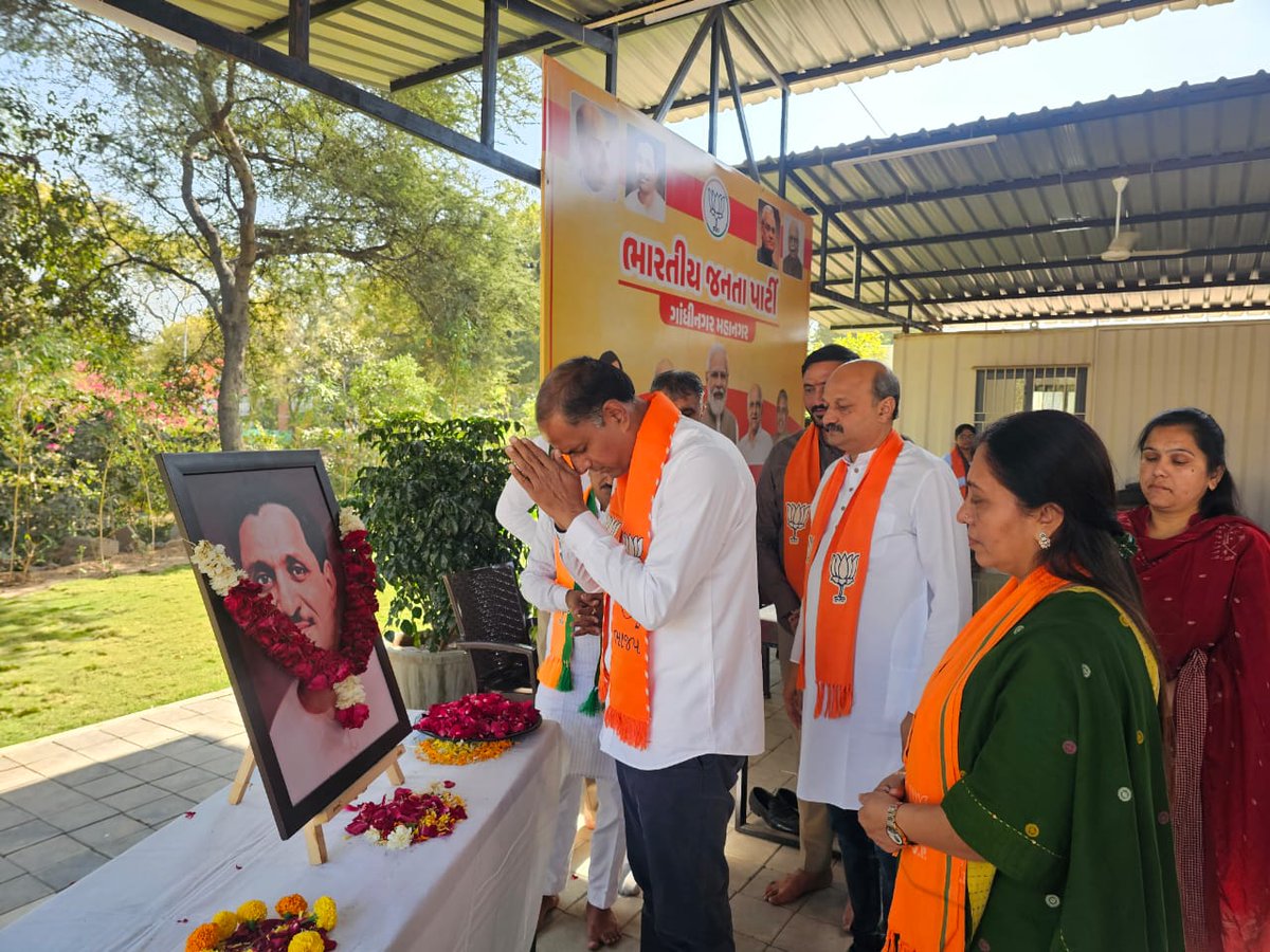 Ashishdavebjp's tweet photo. અંત્યોદય અને એકાત્મ માનવવાદની વિચારધારાના પ્રણેતા તેમજ ભારતીય જનતા પાર્ટીના કરોડો કાર્યકર્તાઓના પથ પ્રદર્શક પંડિત દીનદયાળ ઉપાધ્યાયજીની પુણ્યતિથિ નિમિત્તે ગાંધીનગર ખાતે પ્રદેશ મીડિયા સેલના ઇન્ચાર્જ શ્રી @PrashantValaBJP જીના વક્તાસ્થાને આયોજિત વક્તવ્ય તેમજ પુષ્પાંજલિ કાર્યક્રમમાં હાજરી આપી.
