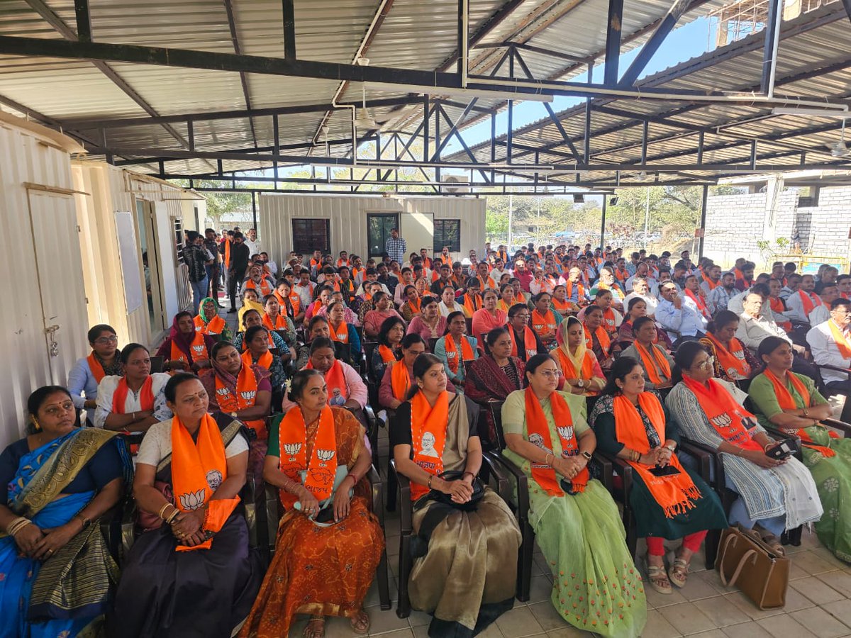Ashishdavebjp's tweet photo. અંત્યોદય અને એકાત્મ માનવવાદની વિચારધારાના પ્રણેતા તેમજ ભારતીય જનતા પાર્ટીના કરોડો કાર્યકર્તાઓના પથ પ્રદર્શક પંડિત દીનદયાળ ઉપાધ્યાયજીની પુણ્યતિથિ નિમિત્તે ગાંધીનગર ખાતે પ્રદેશ મીડિયા સેલના ઇન્ચાર્જ શ્રી @PrashantValaBJP જીના વક્તાસ્થાને આયોજિત વક્તવ્ય તેમજ પુષ્પાંજલિ કાર્યક્રમમાં હાજરી આપી.