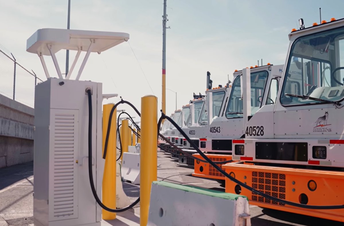 WorldCargoNews's tweet image. ⚡ 🔌 🏗️ Pier 400 has opened a set of new #rail yard #charging stations to support its growing fleet of #battery-electric vehicles as the terminal advances toward its 2030 #decarbonisation goals.

@APMTerminals  #WorldCargoNews #electrification 
tinyurl.com/4xkakc48