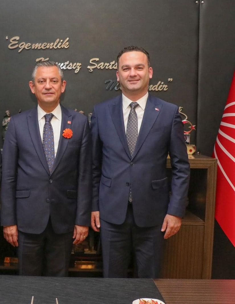 Acaba bunu nasıl savunacak  çapsızlar?

-Sakın annene söyleme
-Beni beğeniyor musun
-Sence nasıl görünüyorum
-Etkiliyorsun beni
-Sevgilin olabilir, sorun yok

Görele Belediyesi'nde çalışan bir kadının 16 yaşındaki kızına ahlaksız mesajlar atan Tacizci CHP'nin Görele Belediye