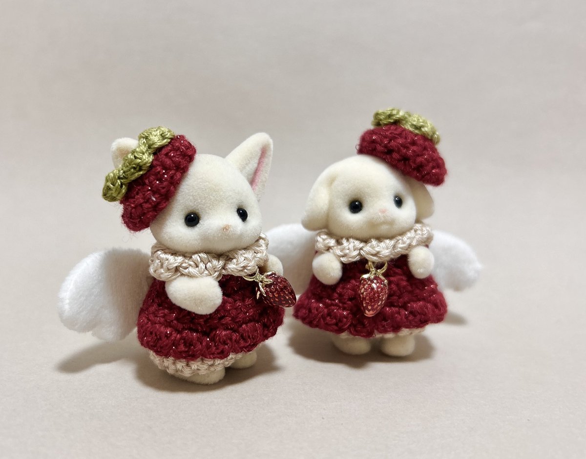 いちごの天使ちゃん🍓🪽 
きらきらの刺繍糸で編みました🪡