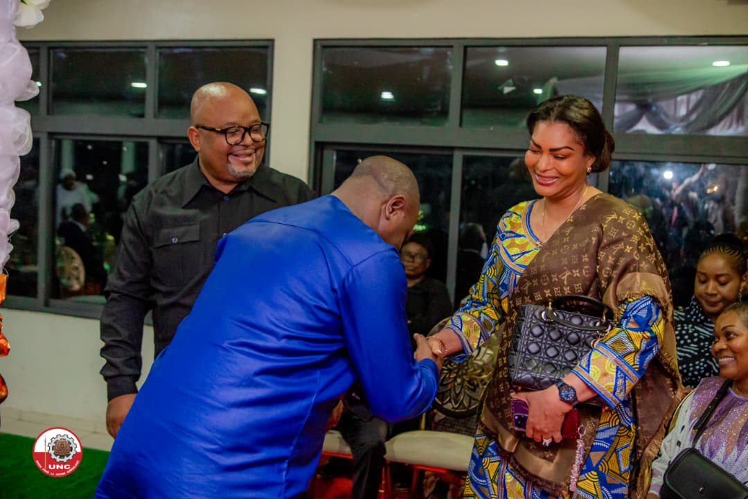 L'affection lorsqu'elle a débordé ça donne ça. 
<a href="/BillyKambale1/">Billy Kambale</a> chez ses parents politique <a href="/VitalKamerhe1/">Vital Kamerhe</a> <a href="/HamidaKamerhe/">HAMIDA CHATUR KAMERHE</a> pour compatir avec la famille. 
<a href="/Bibishe6/">Bibishe Pascaline N</a>