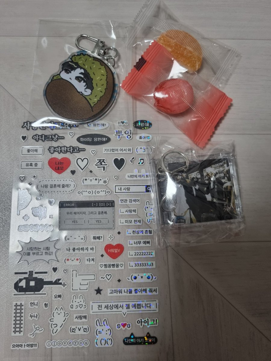 짱이(<a href="/jjangi51222/">짱이</a>)쌤!!!!! 의 기다리고 기다리던 
덴쫀쿠키링이왔습미댜!!!!😉🩵
와 쌤 저 젤리귀신인거어키아시고 센스있게
젤리까지..크으 생일선물로 감사히받겠슴당ㅎㅎ
3집 키링도 감사해오 잘쓰겠습니다🫰