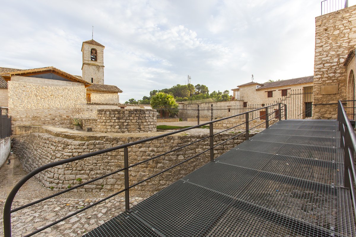 En la Ruta de los Nazaríes, Torredonjimeno se alza en un territorio que fue espacio de encuentro entre los caballeros de Calatrava y el reino nazarí. Jalonado de atalayas y cargado de memoria fronteriza, es un legado con raíces íberas, romanas, visigodas y andalusíes <a href="/JaenJunta/">Junta Jaén</a>