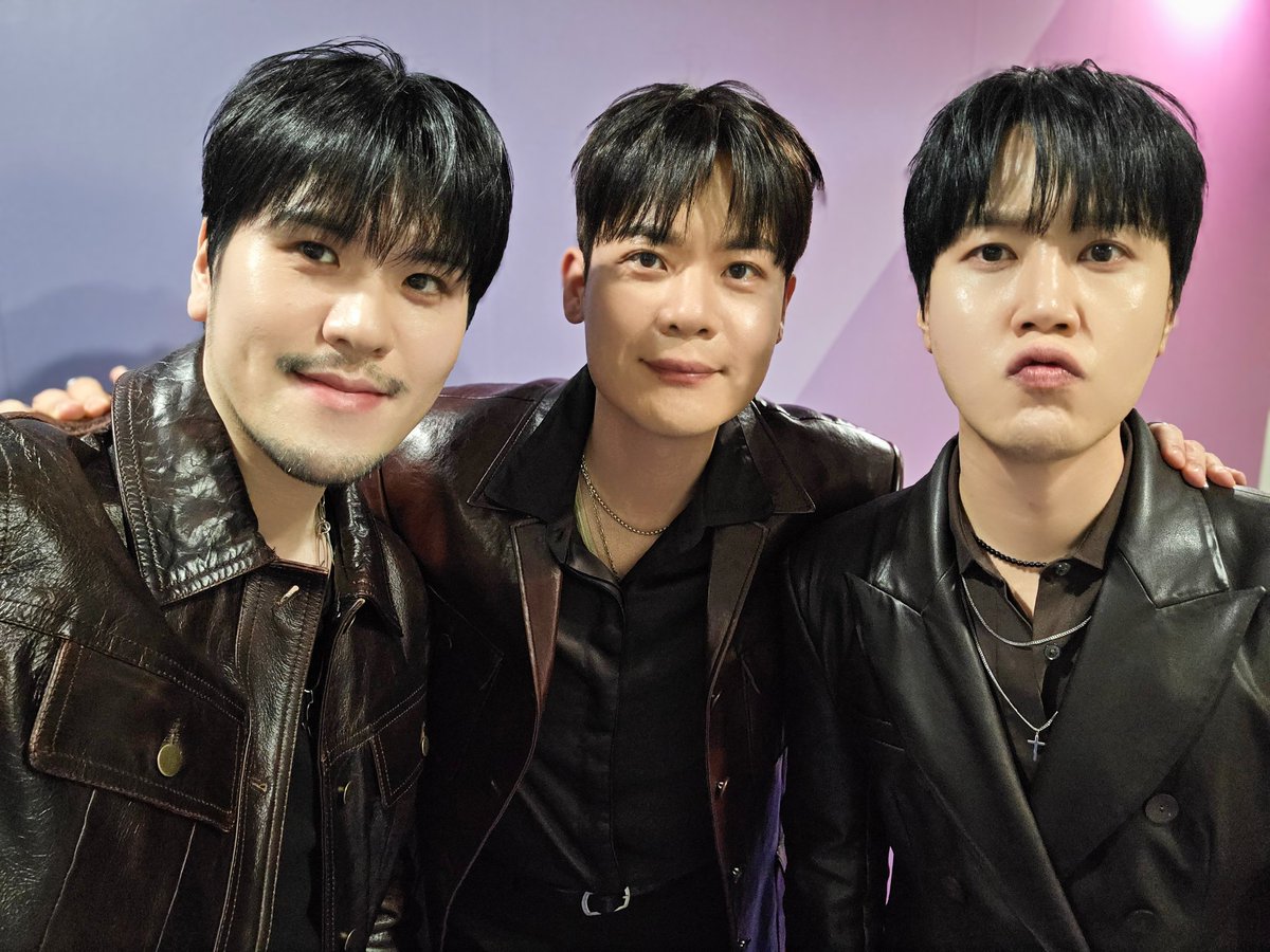 MBC M <쇼!챔피언>

왔다
.
.
🔥Alive 음악방송🔥

이 맛이지.. 암요암요..
그리고 역시 라포엠 못지않은
짱라뷰의 라이브 실력(feat. 응원법🗽)
오늘 하루 짱포엠 짱라뷰 다 💯💯💯

#LAPOEM #라포엠 #쇼챔피언
#Alive #유채훈 #최성훈 #정민성
#YouChaehoon #ChoiSunghoon #JeongMinseong