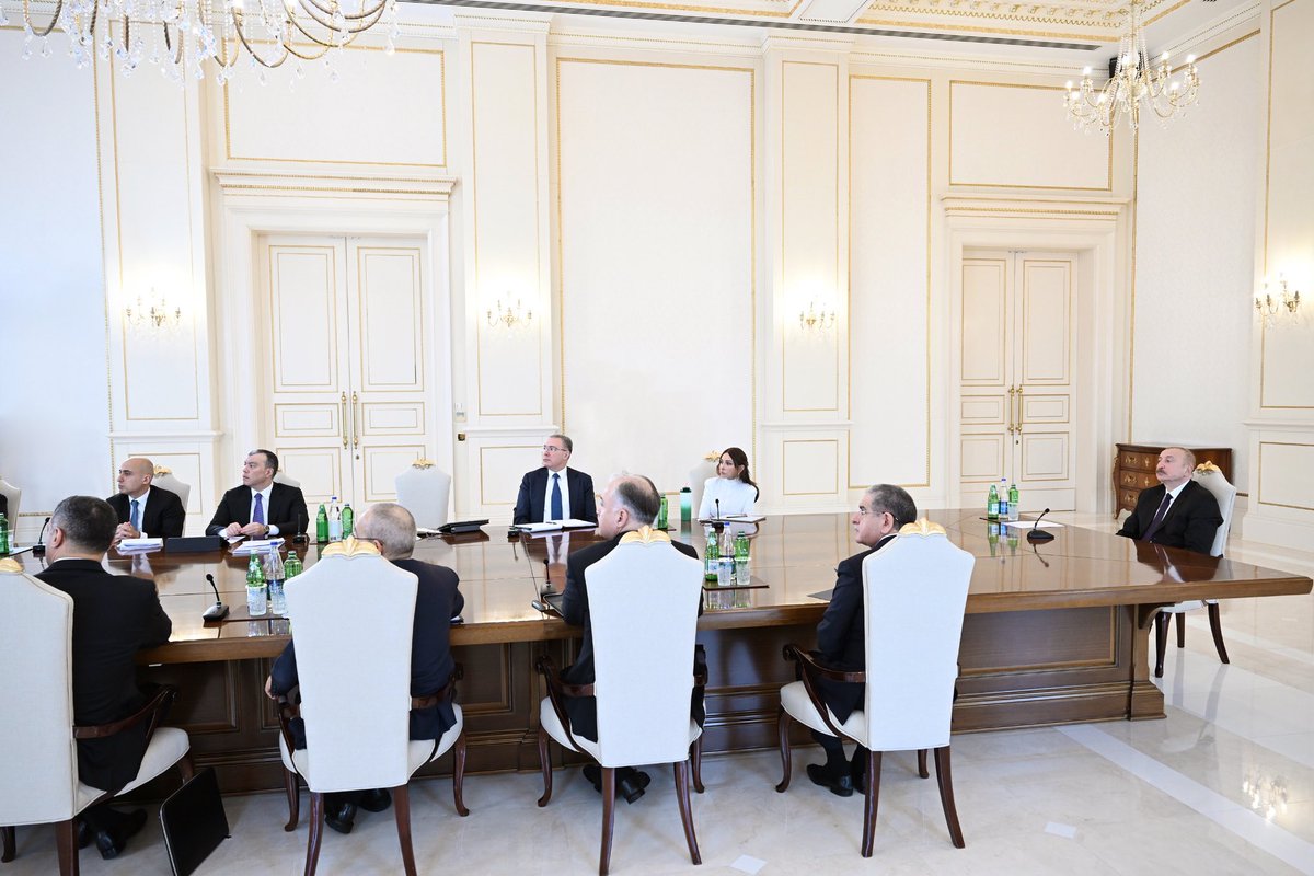 ✔Fevralın 11-də Azərbaycan Respublikasının Prezidenti İlham Əliyevin sədrliyi ilə “Azərbaycanın yeni rəqəmsal arxitekturası” adlı vahid fəaliyyət planına həsr olunmuş müşavirə keçirilib.
✔On February 11, a meeting dedicated to the Unified Action Plan on “Azerbaijan's New