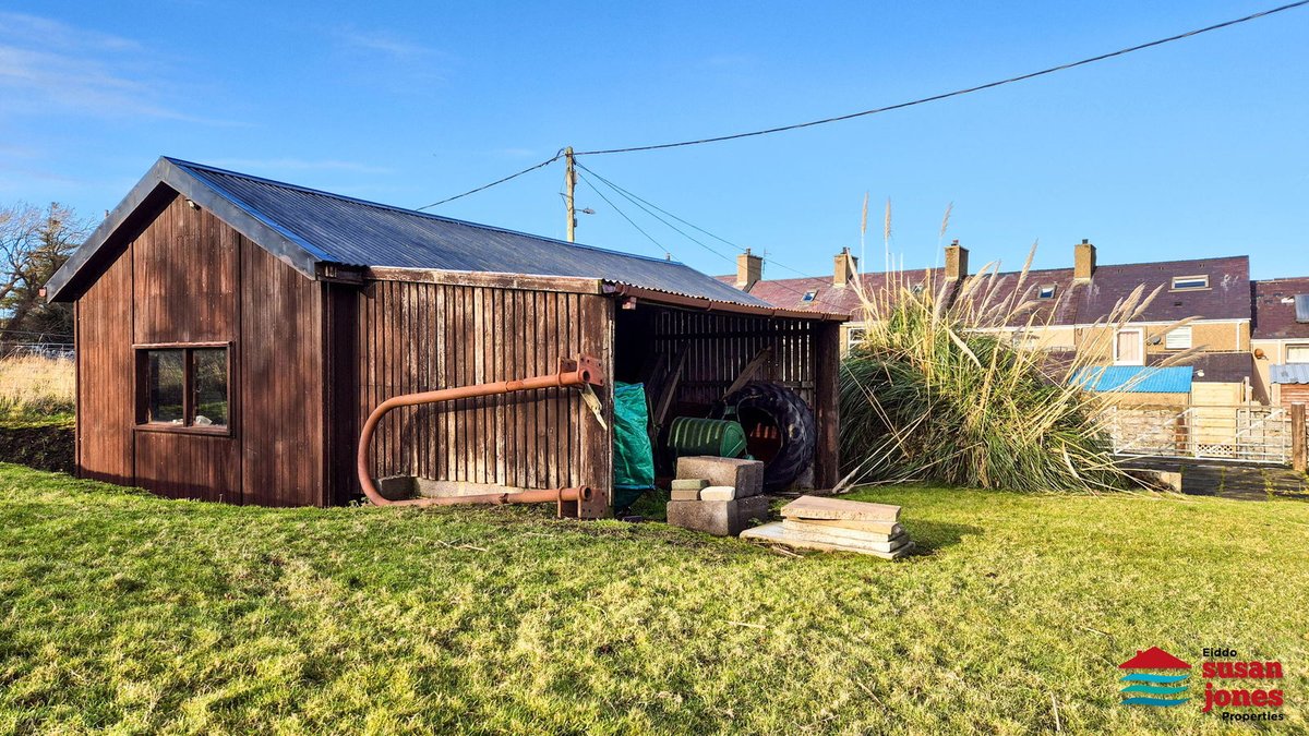 SusanAlJones's tweet photo. Approximately 0.24 acres of land in Trefor offering a generous lawn and a spacious shed, ideal for storage, hobbies or gardening. For full details, see https://t.co/e6VVexzbMt https://t.co/7YOXTTdQTi