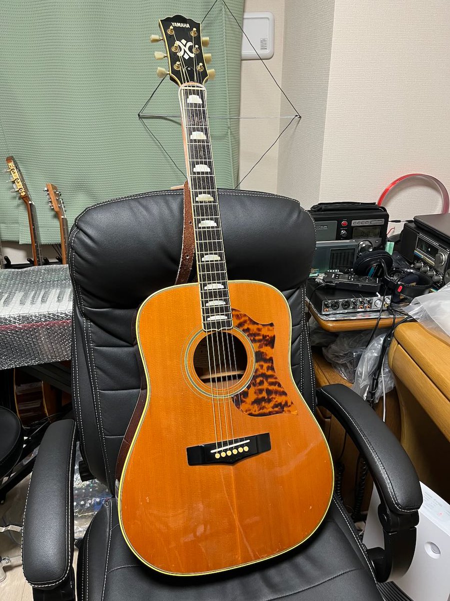 lc575able's tweet image. アコースティックギターのメンテナンスをしました。サウンドホールのほこり取り、指板のオイル、ナットの溝のグリス、弦のワックスなど。

弦はYAMAHAのライトゲージです。弦の根本に金属製のアタッチメントを付けています。金属的な音が少し増します。

40年物のYAMAHA N-700とGibson DOVEです。