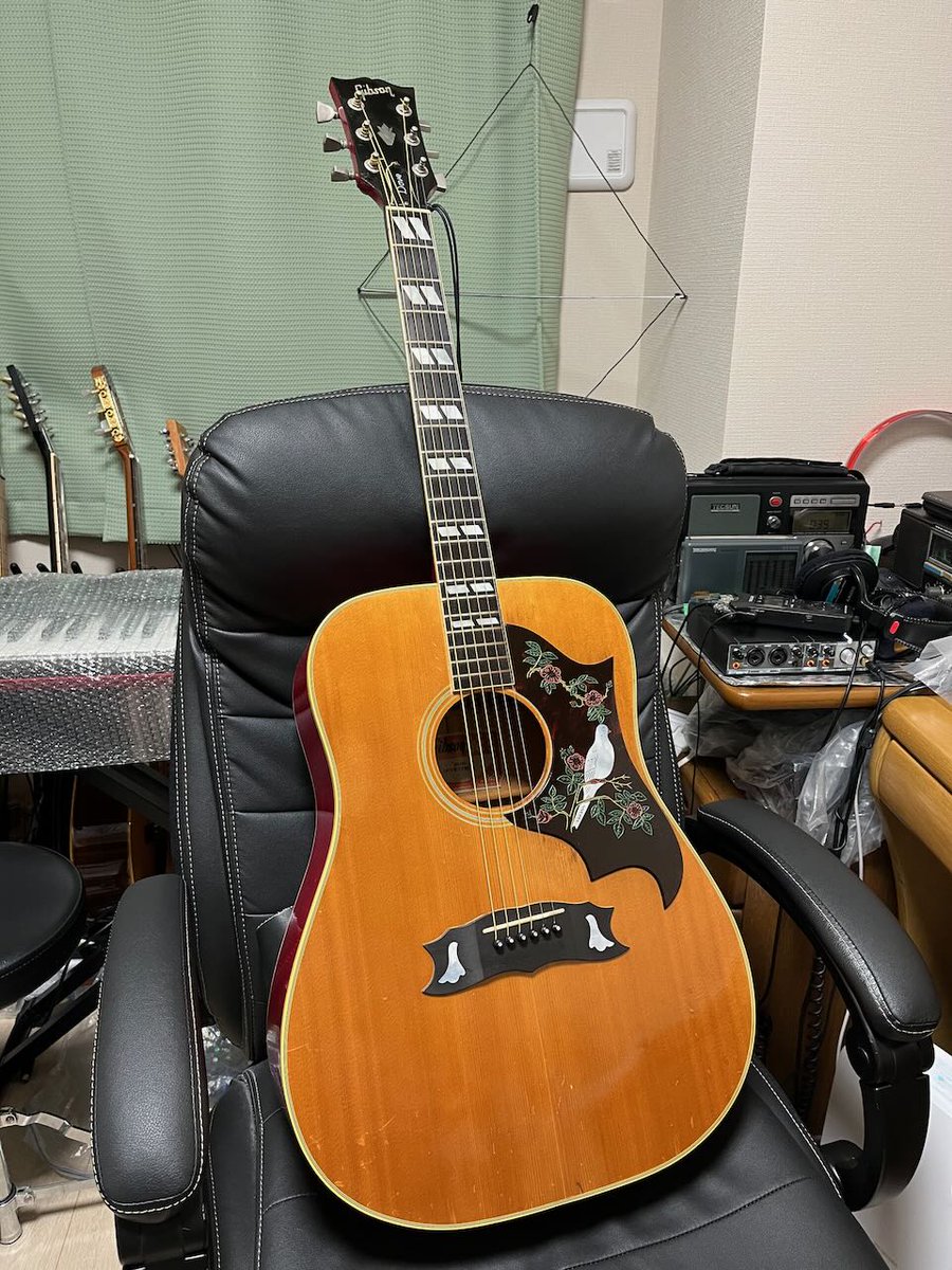 lc575able's tweet image. アコースティックギターのメンテナンスをしました。サウンドホールのほこり取り、指板のオイル、ナットの溝のグリス、弦のワックスなど。

弦はYAMAHAのライトゲージです。弦の根本に金属製のアタッチメントを付けています。金属的な音が少し増します。

40年物のYAMAHA N-700とGibson DOVEです。