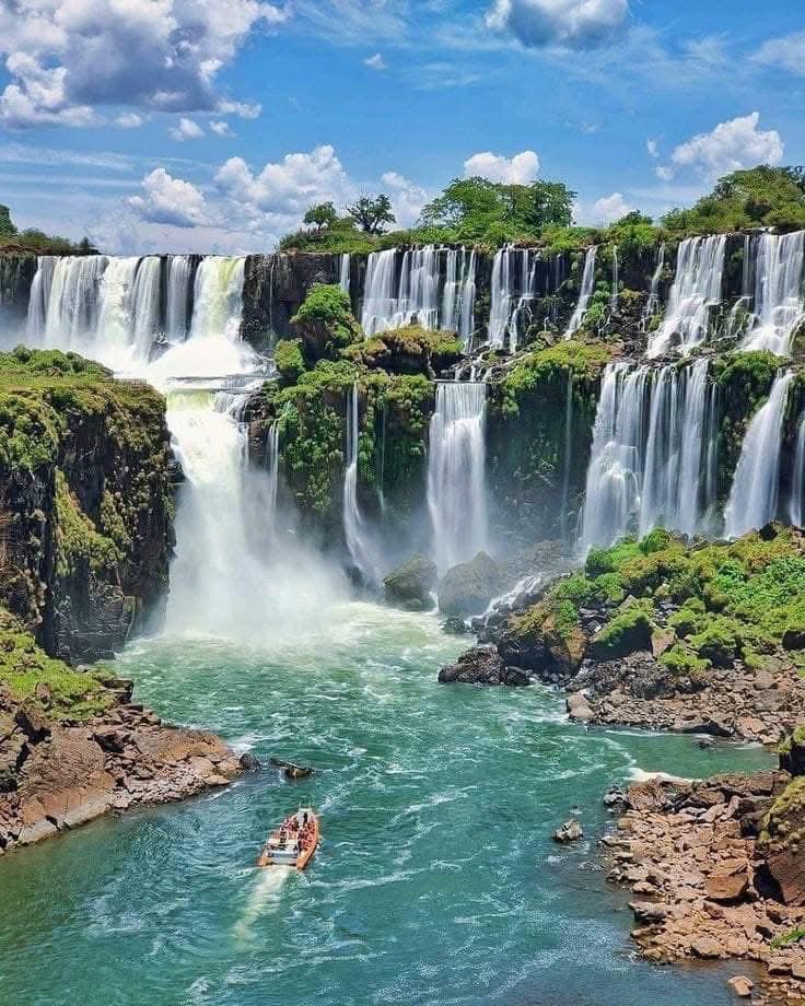 Las magníficas Cataratas del Iguazú, una de las Siete Maravillas del Mundo, están conformadas por 275 saltos de agua que caen desde las más diversas alturas. La más alta, de 80 metros, es conocida como la Garganta del Diablo. 

Misiones. Argentina