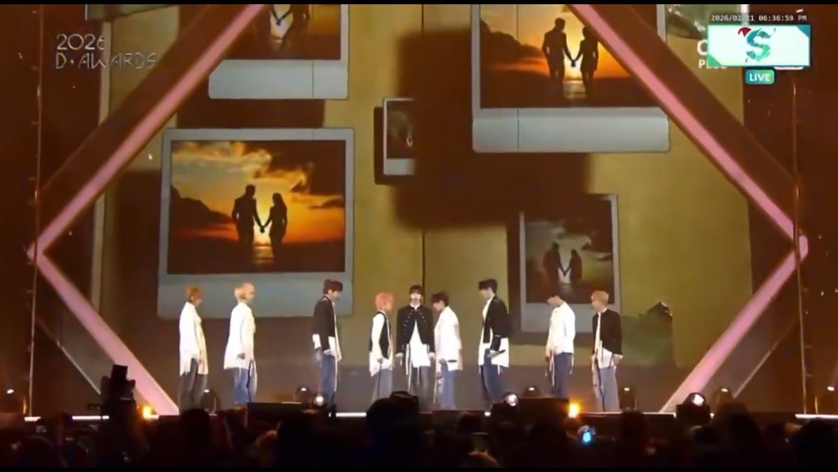 AHOF being COMPLETE when they received their FIRST BONSANG! 🥹😭

D AWARDS NIGHT WITH AHOF
#AHOFatDAwards2026
#AHOF #아홉