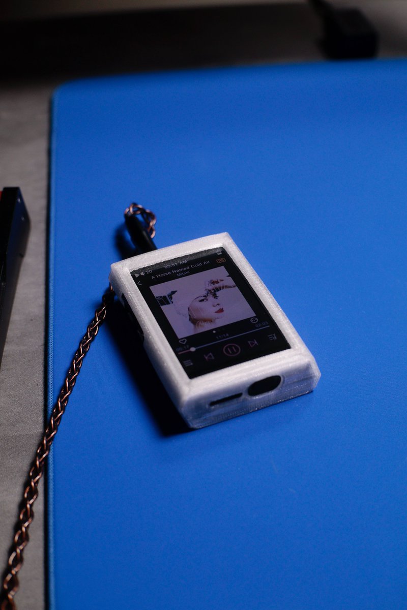 Rogelioconge's tweet photo. Sigo despierto mientras edito un video, mientras escucho un poco de música en el Shanling M1 Plus.

Últimamente me he atrevido a escuchar música que jamás en la vida hubiese escuchado jaja

Además me encanta la funda que le hice en TPU y le atiné a todos los agujeros https://t.co/kRyKelU9Yz