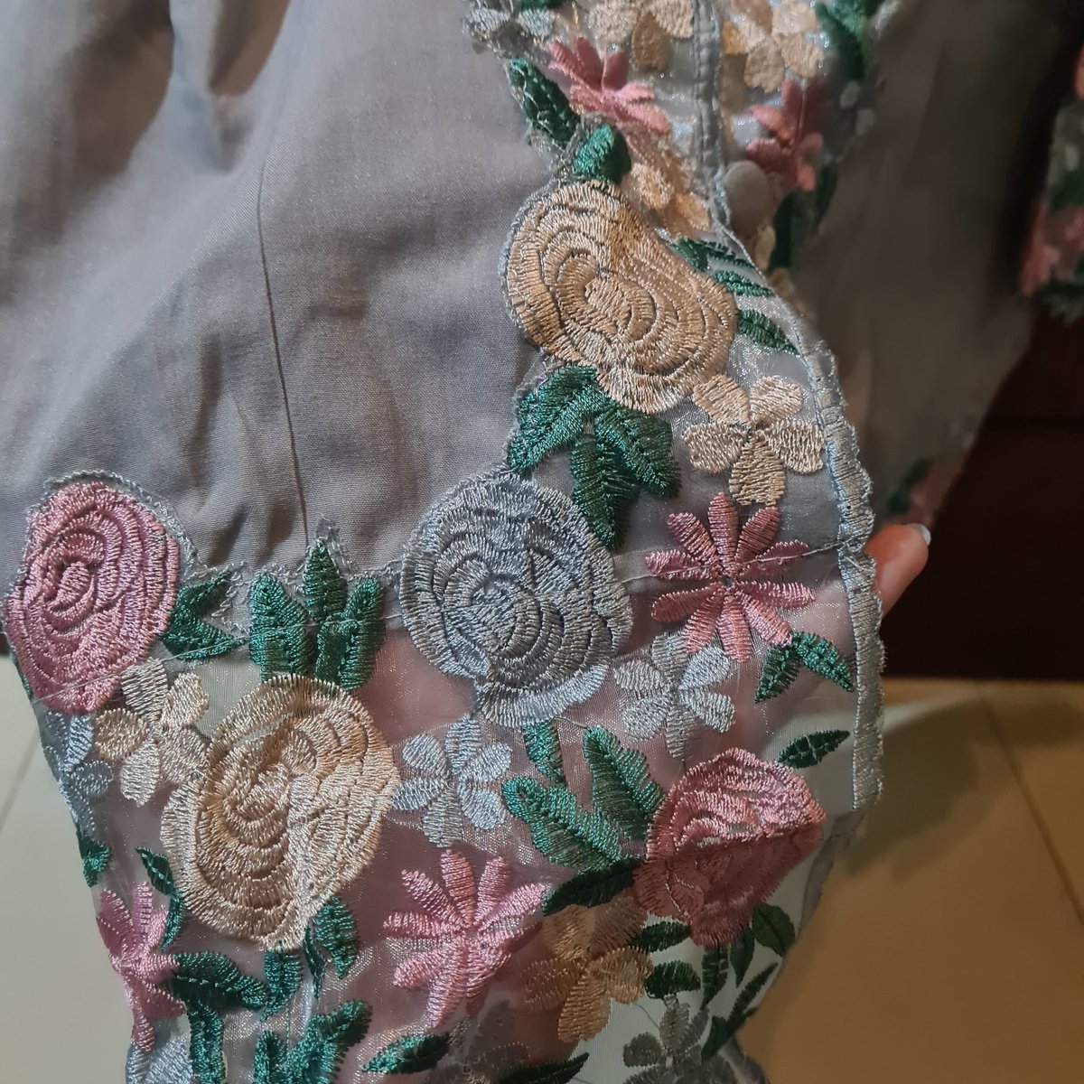 terflie's tweet photo. WTSS‼️ #wts 
jual kebaya encim warna abu-abu
ld 95 (fit to size S) bahan katun jepang, bahannya ga tipis
💰120k (bisa negooo)‼️
📍solo https://t.co/xee41wSJLk