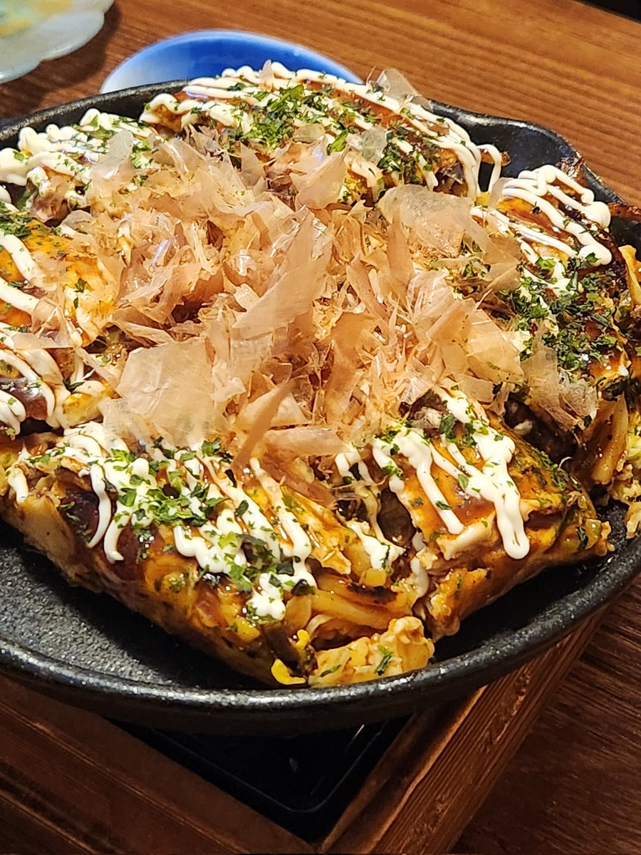 똑같아 보이지만 하나는 오코노미야끼, 하나는 모단야끼라네 토핑은 둘 다 스페셜로! 야끼소바도 먹었는데 사진이 없다 #옥오코노미야끼