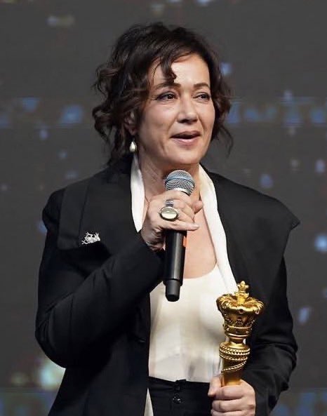 NurNisa5876's tweet photo. Padişah Anası, İlk Valide Sultan, Osmanlının Devlet Anası #MalhunHatun karakterine hayatveren yılların tecrübeli sevilen oyuncusu @Bennu_Yldrmlar ile nezaman soru cevap yapacaksın @KurulusDizisi @mmehmetbozdag
Bennu Hanım sıradan bir karaktere hayat vermiyor sonuçta #KuruluşOrhan https://t.co/0zHdqbekXt