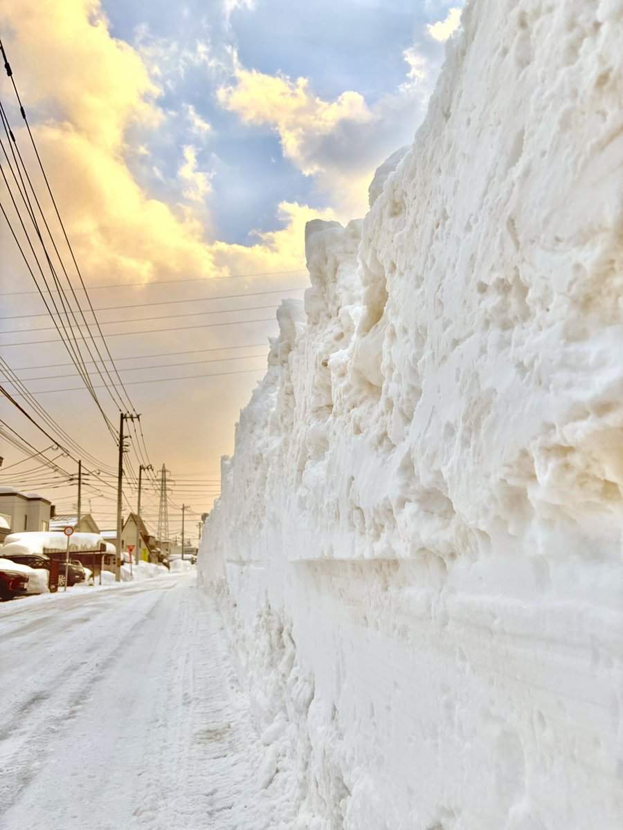 自宅前の道路、排雪してもらえて本当にありがたい！
道路が広くなり、平らになり、車はかなり走りやすくなった、歩行者に気をつけます。
#2026年02月11日 
#排雪ありがとう 
#札幌市