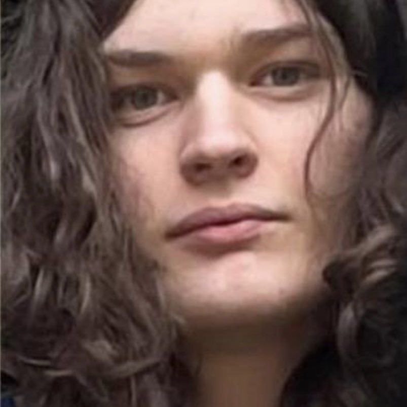 ➡️Spara in una scuola in Canada, uccide 10 persone (tra cui sua madre) e ne ferisce 25. L'ennesimo maschio con la parrucca.🧔‍♀️
I malati di mente vanno curati, non assecondati nelle loro follie.😡