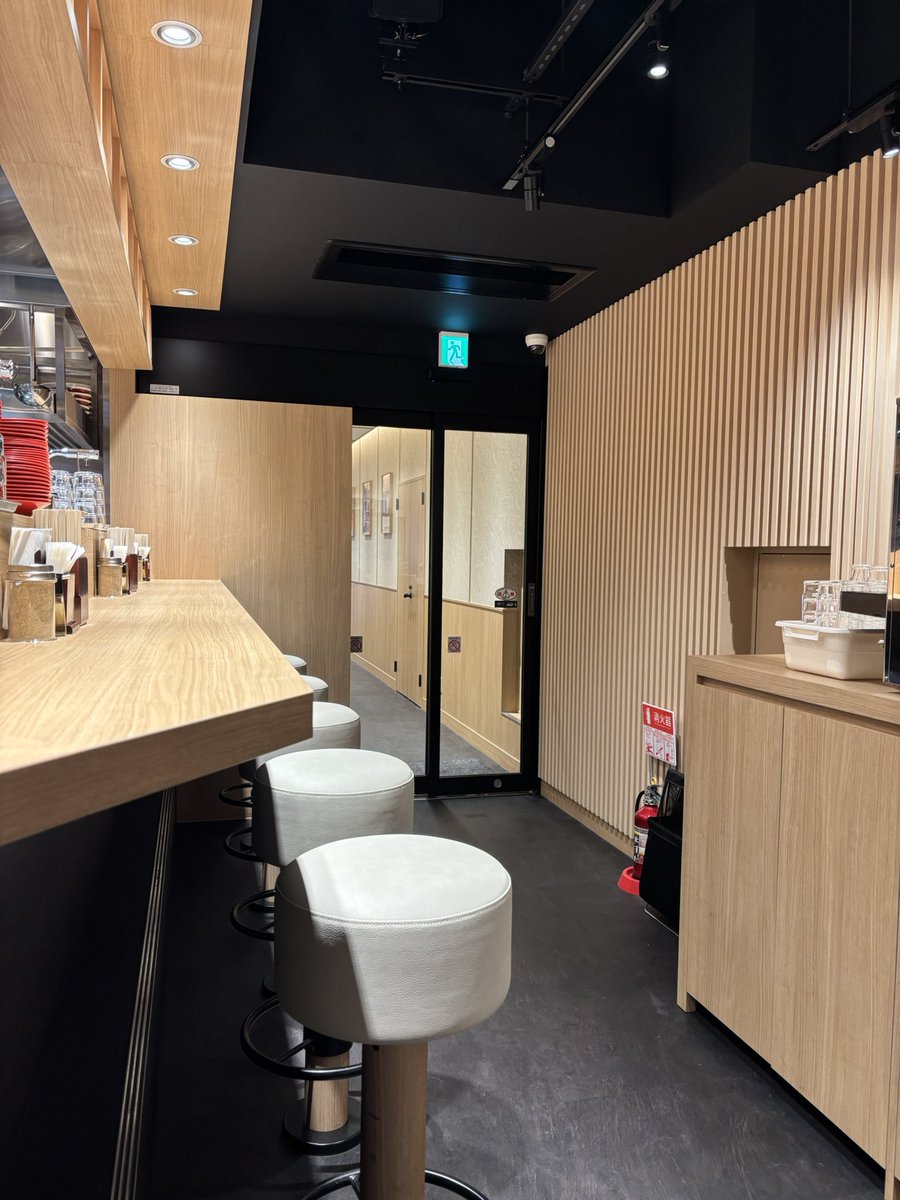 東京駅でも、あの“荻窪の味”が楽しめるのを知っていますか？
実は東京 八重洲にも春木屋があるんです。

八重洲北口を出て徒歩数分、さくら通り沿いにひっそりと。

買い物帰りや新幹線の待ち時間に、ずずず〜と一杯。「熱々」が恋しくなった時はぜひ！
本店と同じ美味しさを、味わってください。