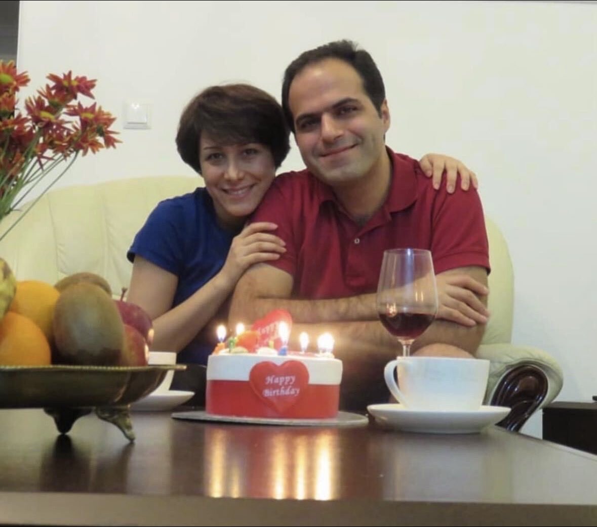 .
به غمِ از دست دادنِ روجایت در پرواز پی‌اس۷۵۲ می‌گفتی تاسیان. می‌گفتی ما می‌گوییم تاسیان و می‌گفتی نمی‌شود معنایش کرد. محسن جان! قرار ما اما این بود که زنده بمانیم تا خفت و‌ خواریِ قاتلینِ روجا، همسفرانش و ده‌ها هزار انسان بی‌گناه دیگر را تا پایان ببینیم. محسن جان! قرار ما این