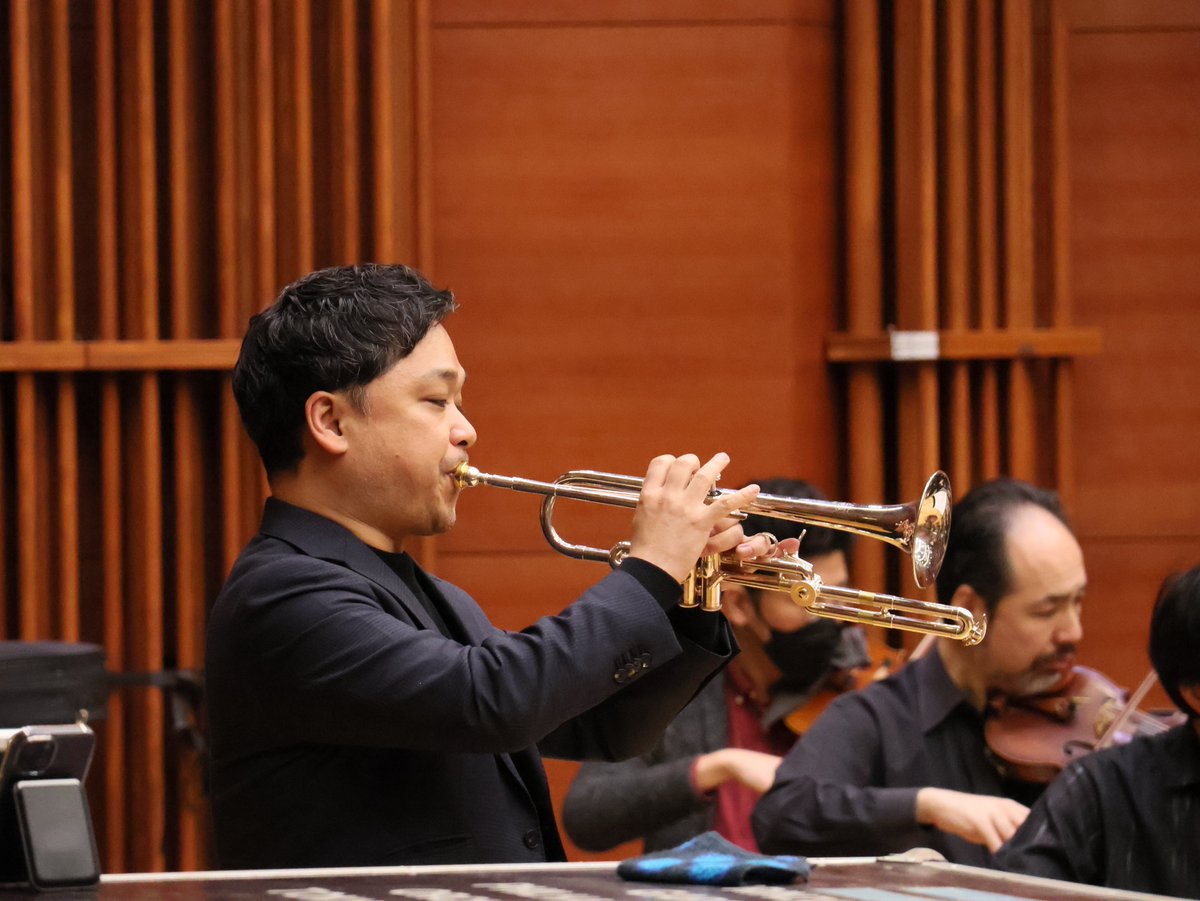 NHKSO_Tokyo's tweet photo. #N響 2月定期公演Cプログラム
2月13日(金)・14日(土)

#nhkso #GergelyMadaras #KazuakiKikumoto

#ゲルゲイ・マダラシュ 指揮による2月定期Cプログラムは、本日が練習2日目🎶

#フンメル《トランペット協奏曲》で独奏を務めるN響首席トランペット奏者 #菊本和昭 も本日から練習に加わり、原調のホ長調ならではの華やかさや、流麗で快活な魅力を存分に響かせています🎺
この作品が持つ輝きと勢いを、会場でぜひ体感してください✨

【公演詳細】
2/13 https://t.co/0FsXtng0mn
2/14 https://t.co/VoDEYvKtAm
