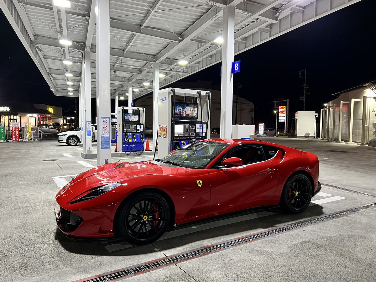 DreamOnRide's tweet photo. ガソリンスタンドで撮るのがカッコいい。
ボンネットを開けたときにとにかくエンジンがデッカい、それだけでも満足する。
#Ferrari812Superfast https://t.co/ZUf0oq0d1N