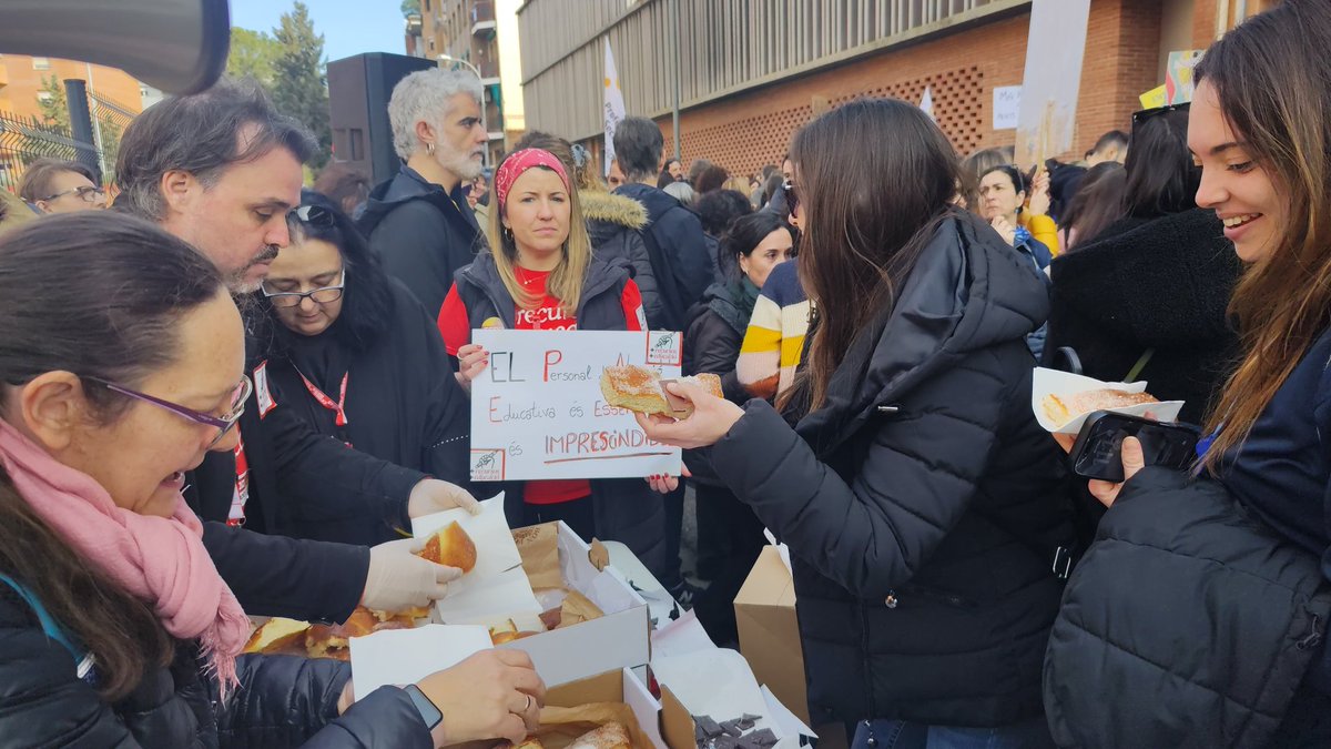SERLleida's tweet photo. 11.26h Esmorzar popular davant @educacio_cat en la jornada de protesta de mestres 8 professors.

Reivindicacions de millores laborals 

Escolta-ho al link: https://t.co/9tB65e2mGa https://t.co/7040RWpnQ0