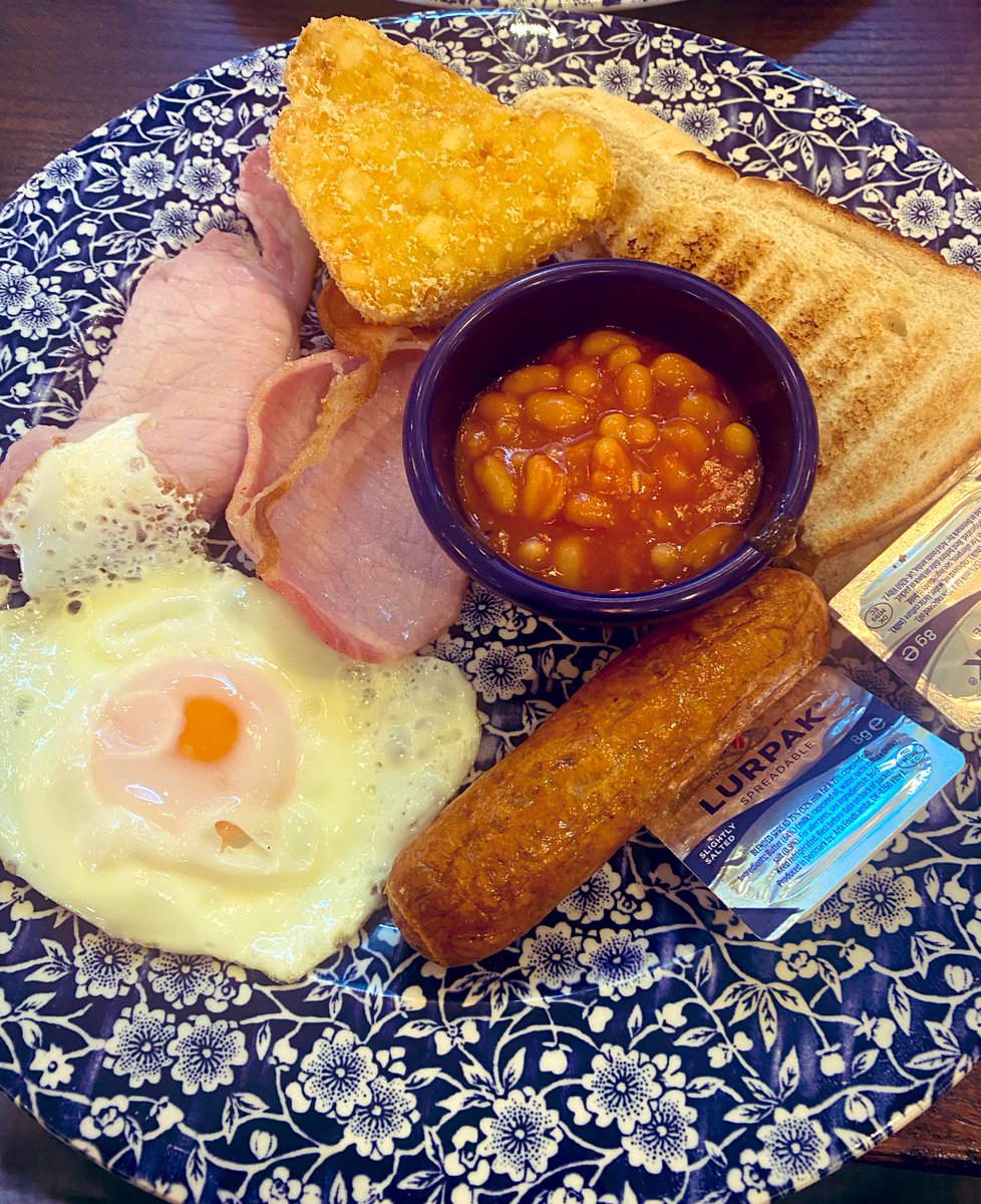 quishey's tweet image. Fiver , happy feckin days… #wetherspoons #breakfast