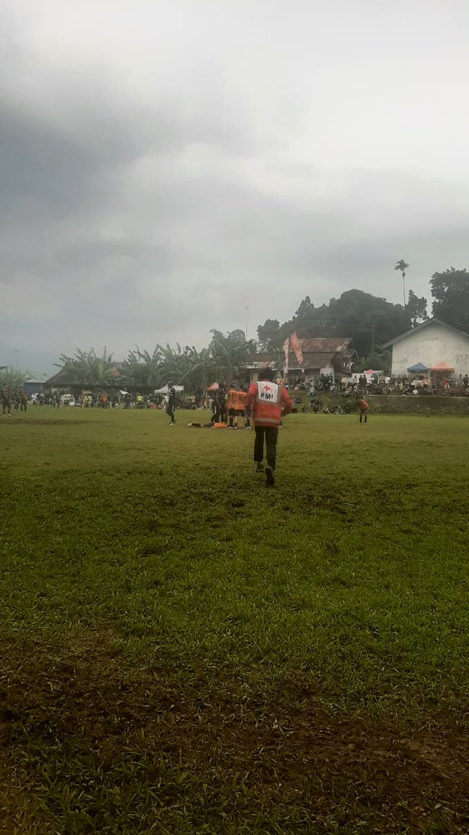 SIAGA

Relawan PMI Banjarnegara berikan pelayanan siaga pertolongan pertama dan ambulance kejuaraan sepak bola Tiger Cup 2026, di lapangan Jenggul, kelurahan Semarang (11/2)