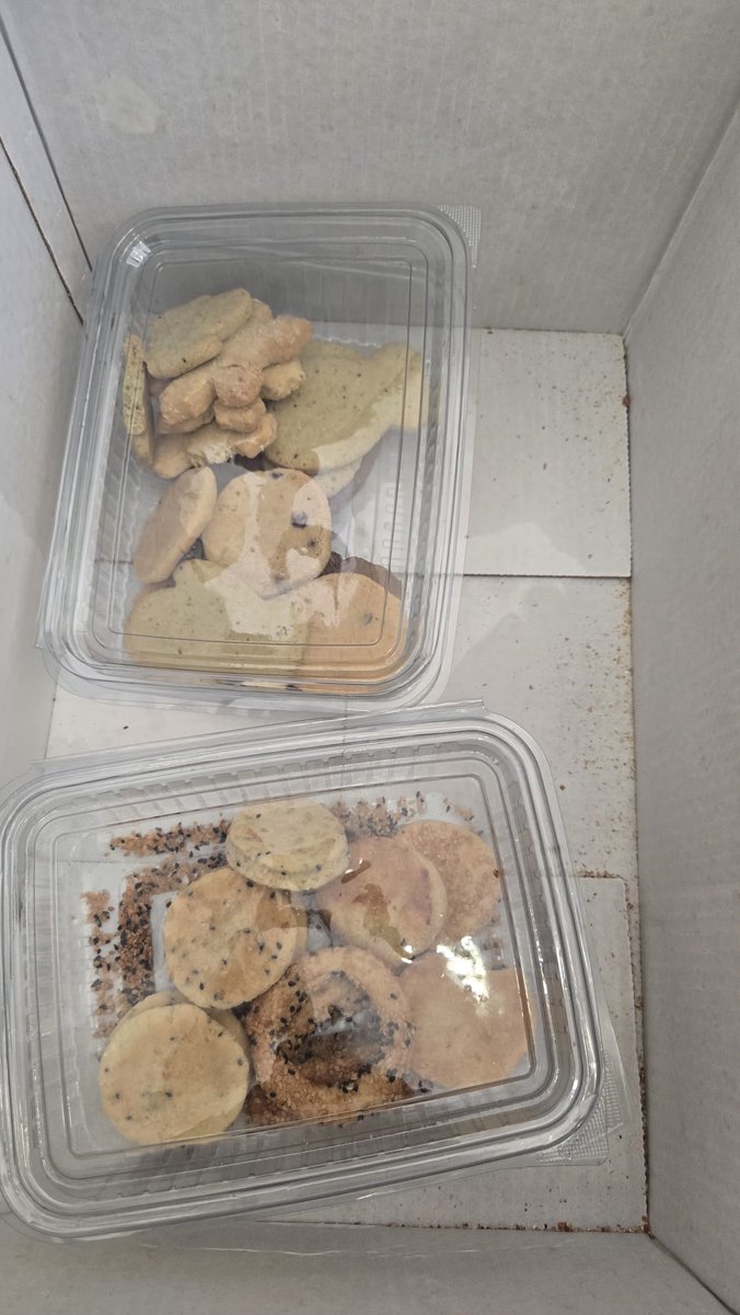 Takımın gidişatı iyi değil, susalım diyoruz zorla konuşturuyorlar.

Bakın Allah’ın işi bu ya birkaç hafta önce bir maçta tesadüfen çektiğim fotoğraf. Yani kulübün maç izlemeye gelen gazetecilere gönderdiği pasta bu. Başka da ikramı yok.

<a href="/sifacicek/">Sifa Cicek</a> zaten bundan sonra bu ikramı