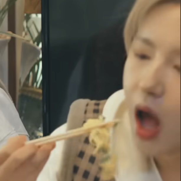 입 먼저 벌려서 마중 나갔는데 계란 후두두두둑 떨군 아이 언제 안 웃기지 제법 양껏 집어갔는데 결국 평소처럼 쪼아먹은 거 너무 웃겨서 눈물 나옴