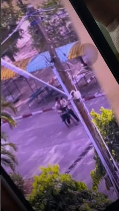 RedSkullxxx's tweet image. เหี้ยไรอีกเนี่ย  ด่วน 📷! หลีกเลี่ยงเส้นทางหน้าโรงเรียนประธานศิรีวัฒน์นะ อำเภอหาดใหญ่ จังหวัดสงขลา คนร้ายพร้อมอาวุธปืนยาวบุกเข้าไปใน รร. ยังมีนักเรียนติดค้างใน รร. อีกหลายคน และได้จับครูนักเรียนเป็นตัวประกัน