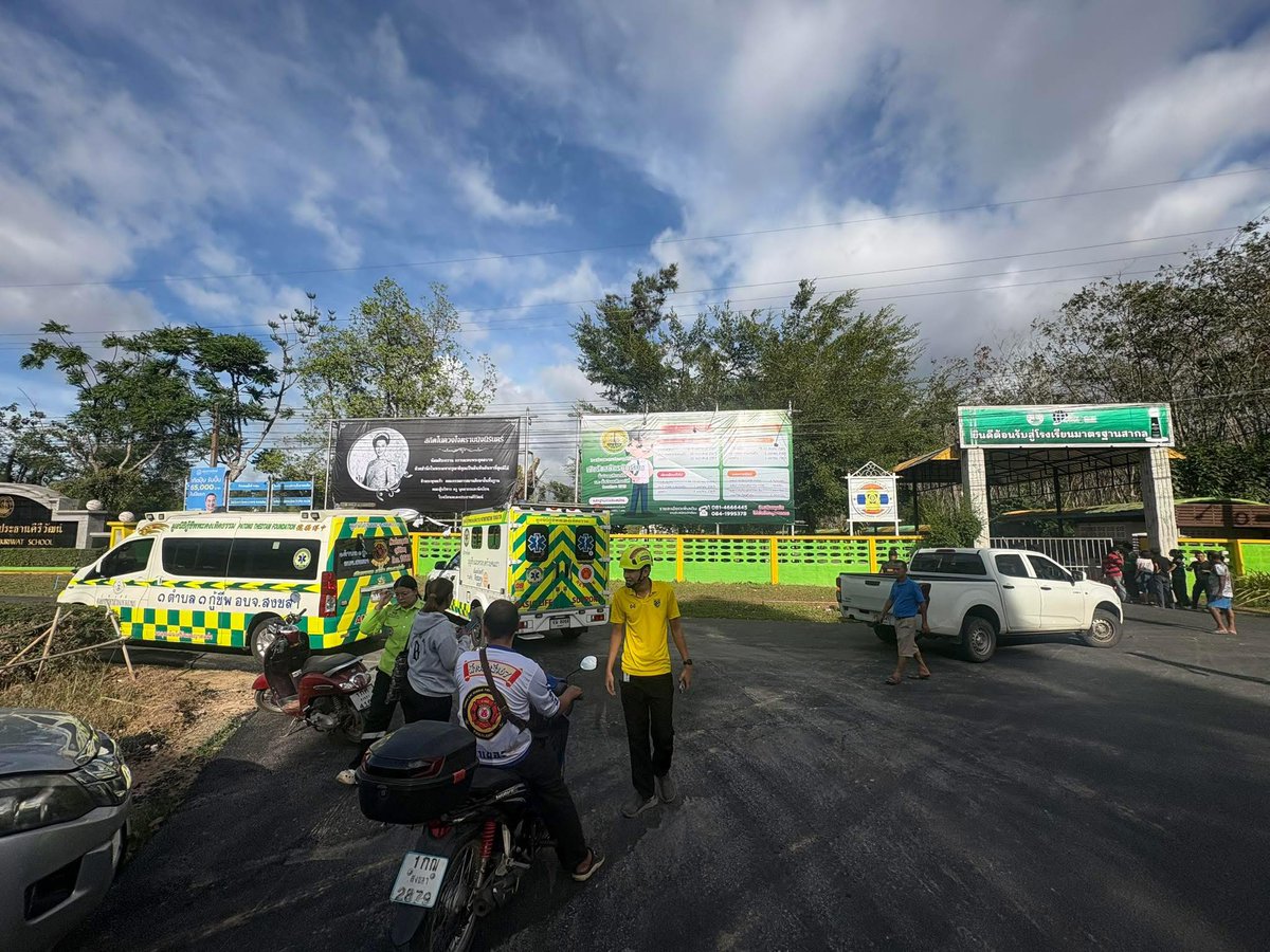 RedSkullxxx's tweet image. เหี้ยไรอีกเนี่ย  ด่วน 📷! หลีกเลี่ยงเส้นทางหน้าโรงเรียนประธานศิรีวัฒน์นะ อำเภอหาดใหญ่ จังหวัดสงขลา คนร้ายพร้อมอาวุธปืนยาวบุกเข้าไปใน รร. ยังมีนักเรียนติดค้างใน รร. อีกหลายคน และได้จับครูนักเรียนเป็นตัวประกัน