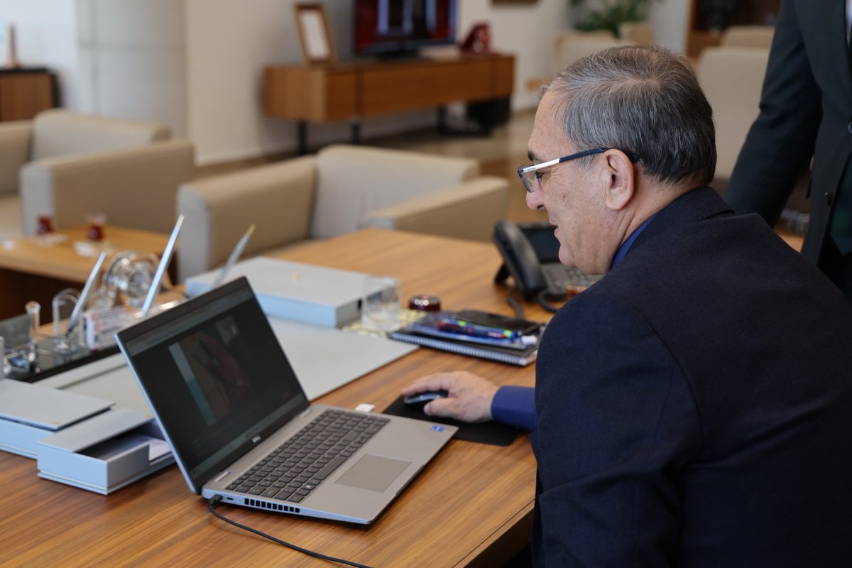 atukurumsal's tweet image. Üniversitemiz Rektörü Prof. Dr. Adnan Sözen, Anadolu Ajansının (AA) gözünden 2025'e damga vuran olaylara ait fotoğrafların yer aldığı "Yılın Kareleri" oylamasına katıldı. #aa #aayılınfotoğrafı #atu