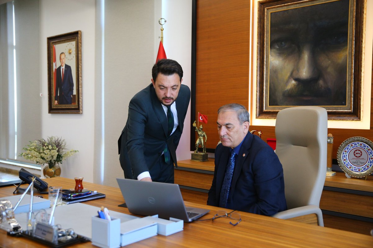 atukurumsal's tweet image. Üniversitemiz Rektörü Prof. Dr. Adnan Sözen, Anadolu Ajansının (AA) gözünden 2025'e damga vuran olaylara ait fotoğrafların yer aldığı "Yılın Kareleri" oylamasına katıldı. #aa #aayılınfotoğrafı #atu