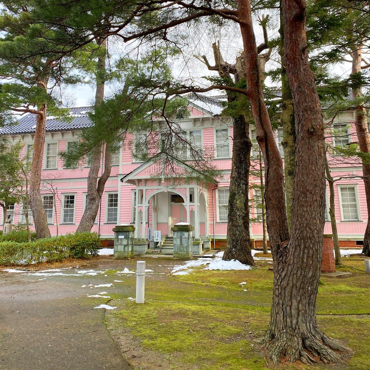 そして小松市にも小松高校の敷地内に旧石川県立第四中学校の開校当時の校舎が今も現存します
玄関ポーチが印象的なファサードも
変なピンク色の下見板の外壁も
軒下天井に付く通気ベンドキャップも
何かイイ感じ
cms1.ishikawa-c.ed.jp/komafh/