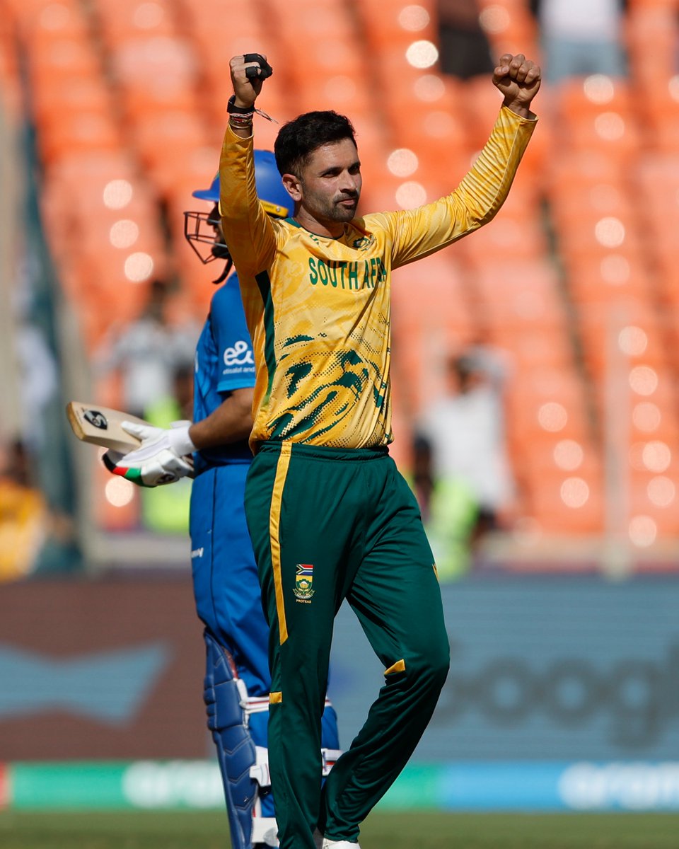 ◾ 13 needed from 6, 1 wicket remaining
Noor gets out, but Rabada has bowled a no-ball!  

◾ 11 needed from 5
Noor hits a six off Rabada!  

◾ 2 needed off 3
Farooqi is run-out attempting a second, and it's a Super Over! 

◾ Super Over 1
Afghanistan hit 17! 

◾ 7 needed of 1