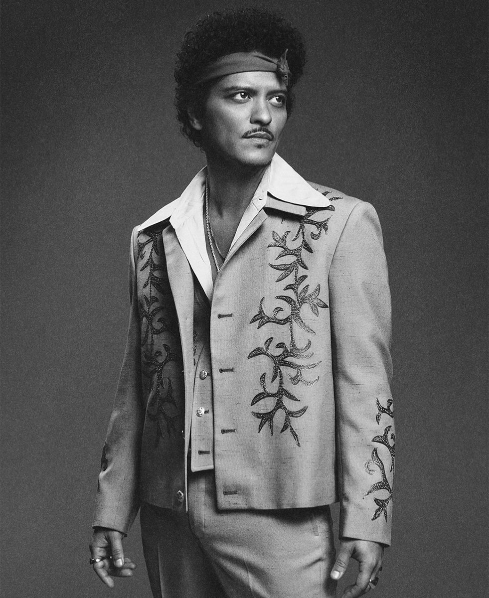 PopCrave's tweet photo. Bruno Mars becomes the first artist in history to have five songs with over 3 billion streams each on Spotify. https://t.co/scGEqpppv4