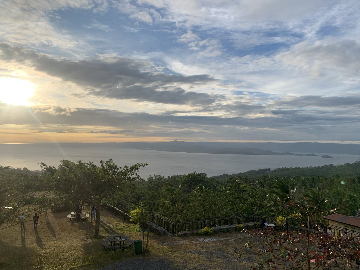 wickedsigyn's tweet photo. Chasing the sunset with a cup in hand. ☕️🌅

#alterlipa #alterbatangas https://t.co/oiZ7GkuP1q