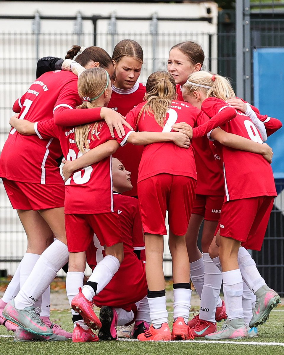 "Hamburg wächst" - und vereint alle Mädchen bei den <a href="/hsvfrauen_/">HSV-Frauen</a>  gegen Werder Bremen: Alle Mädchenteams und Fußball AGs aus Hamburger Vereinen und Schulen können kostenfrei ins Volksparkstadion kommen: hsv.link/HHW-Frauen 👈

#nurderHSV #HSVYoungTalents

📸 Michael Schwarz