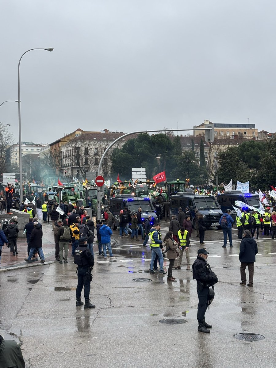 Victormelcon2's tweet image. Así se encuentra la plaza de colon, “hasta que no lleguen todos los tractores no se mueve nadie” dicen los organizadores. No para de llegar gente. #NoMercosur #tractoradas