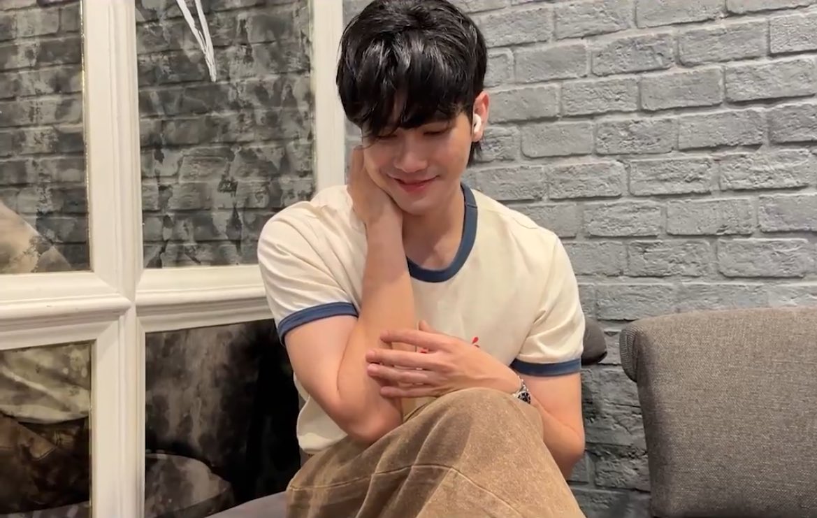 เป็นการรีแอคที่น่ารักมาก คนรีแอคน่ารัก ทรงผมน่ารัก หน้าตาน่ารัก แต่งตัวน่ารัก น่ารักทั้งหมด