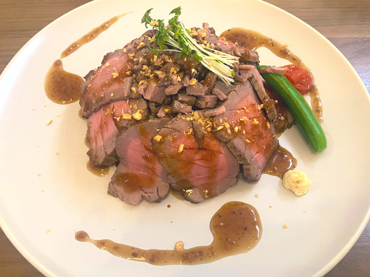 nanakitan's tweet photo. 近くの評価4.7の気になるお店行って来た
今まで食べたローストビーフ丼の中で一番美味しい！！😋
他の料理も美味しそうでリピ決定✨ https://t.co/MeJLathYTG