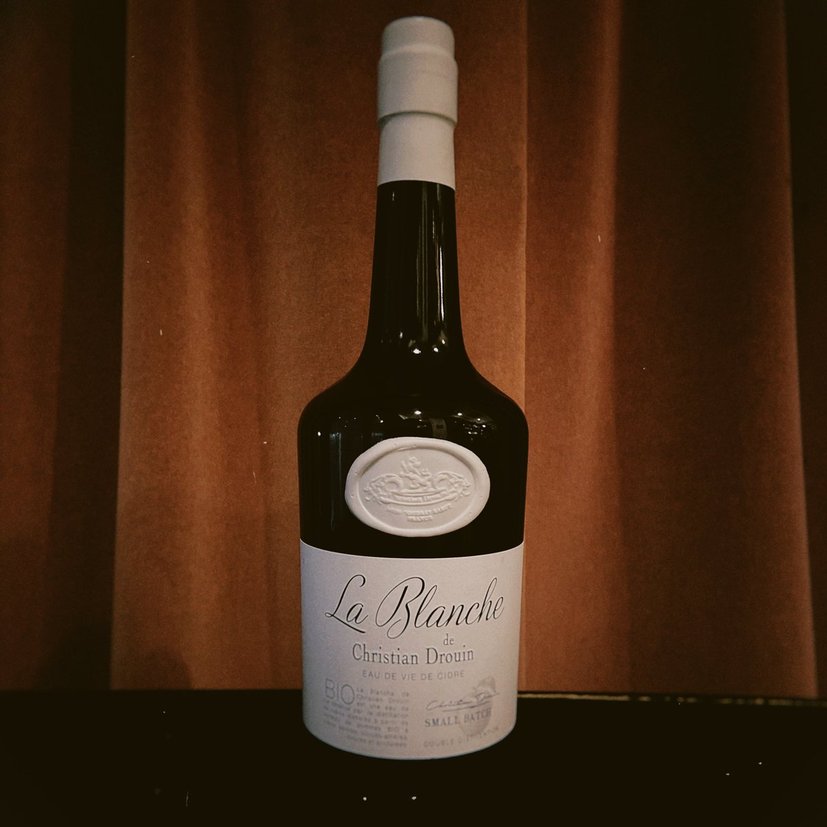 2026/2/11(水)

オープンしました。
ル・ジンでお馴染みのクリスチャン・ドルーアンから"ラ・ブランシュ"入荷しました🇫🇷

フルーティーなりんごの香りをもった白いブランシュという名前をもつシードルを蒸留した新感覚スピリッツです。
シードルやジン好き、林檎や洋梨が好きな方も是非🍎🍏