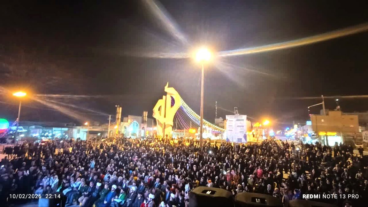 hadisahraban's tweet photo. اونهایی که میگن این ملت برای ساندیس اومدن، خودتان خوب می دانید والا بجای این همه پولی که خرج شبکه های تلوزیون اینترنشنال و بی بی سی و...  کرده اید، می آمدید ساندیس توزی�� می کردید. 
مردم کازرون دیشب هم برای تکبیر باجمعیت چند هزارتایی آمده بود

#فتح_بزرگ
#ایستادگی_مردم https://t.co/ZyY8xupCAB
