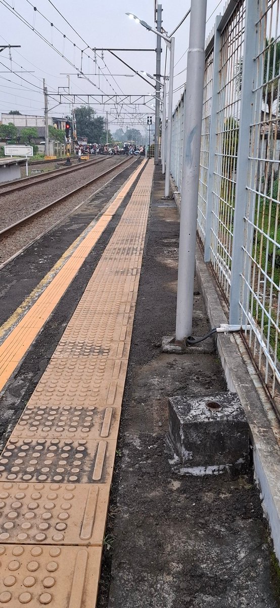 Papan batas berhenti kereta digeser ke arah Serpong. Persiapan SF 12? Terima kasih <a href="/6_arung/">WA</a>