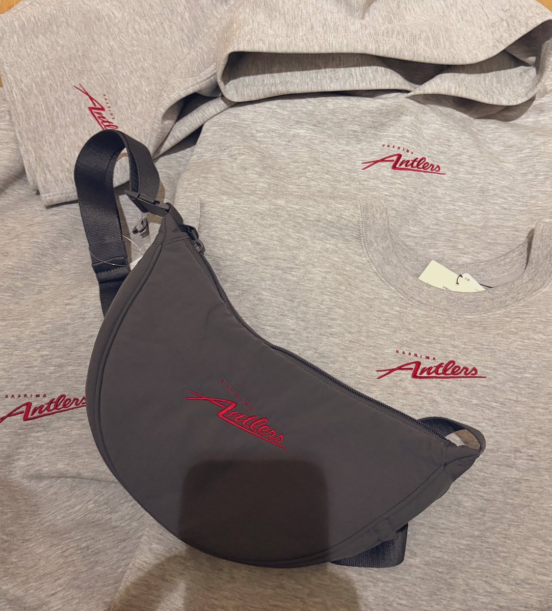 GANDAKUNjp's tweet image. 店員さんが「力作です！」って渡してくれた👏🏽👏🏽

ユニクロCのセットアップとバッグ🦌
トップスのセンターロゴってかっこいいよね🥹

店員さん刺繍上手でまた追加でお願いした🪡🫶🏽

#鹿島アントラーズ
#antlers
#Jリーグユニクロ刺繍部 
#ユニクロ