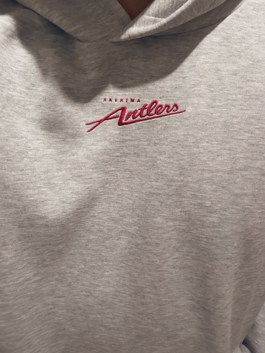 GANDAKUNjp's tweet image. 店員さんが「力作です！」って渡してくれた👏🏽👏🏽

ユニクロCのセットアップとバッグ🦌
トップスのセンターロゴってかっこいいよね🥹

店員さん刺繍上手でまた追加でお願いした🪡🫶🏽

#鹿島アントラーズ
#antlers
#Jリーグユニクロ刺繍部 
#ユニクロ