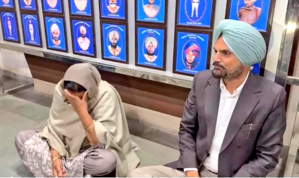 दिल को झकझोर देने वाली तस्वीरें पंजाब से सामने आ रही हैं।

आज मानसा पुलिस ऑफिस के बाहर सिद्धू मूसेवाला के माता-पिता धरने पर बैठे हैं।

एक पिता… जिसने अपने जवान बेटे को खो दिया…
आज उसी बेटे की मेहनत की कमाई को बचाने के लिए सिस्टम से लड़ रहा है।

मूसेवाला के सोशल मीडिया अकाउंट्स